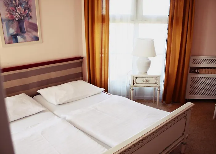 Ping Pong hotel: Hotel Monica